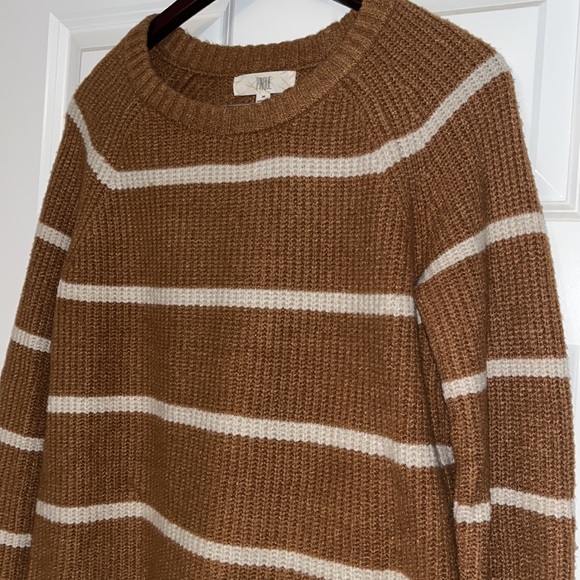 EUC Cropped Scallop Hem Pullover Sweater, Size M - Picture 5 of 6